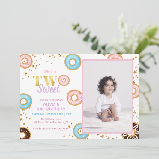 Roze Donut Two Sweet 2e verjaardag Uitnodiging (Staand voorkant)