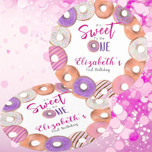 Roze donut zoet om een eerste verjaardag gewoonte ronde kartonnen onderzetter