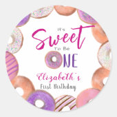 Roze donut zoet om een eerste verjaardag gewoonte ronde sticker (Voorkant)
