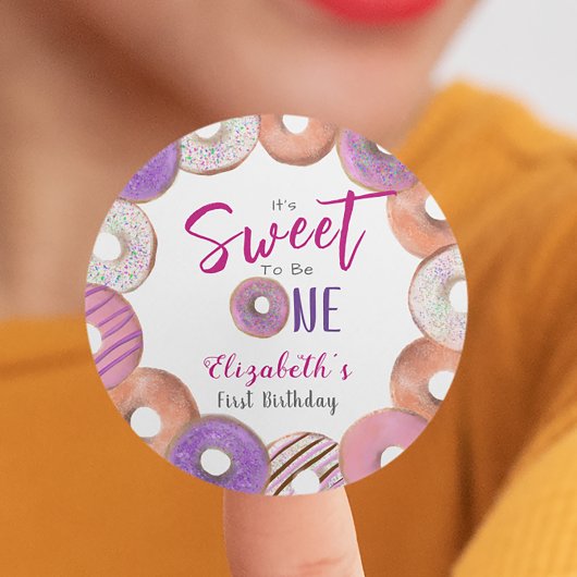 Roze donut zoet om een eerste verjaardag gewoonte ronde sticker