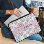 Roze Donuts, Blauwe Donuts, Sprinkles, Jouw naam Laptop Sleeve<br><div class="desc">Leuk,  leuk en schattig patroon met roze en blauwe donuts. Modern en trendy cadeau,  perfect voor de donut liefhebber in je leven. Personaliseer door jouw naam,  bijnaam,  monogram of initialen toe te voegen.</div>