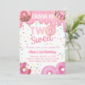 Roze donuts lief twee meisje 2e verjaardag uitnodi kaart (Staand voorkant)