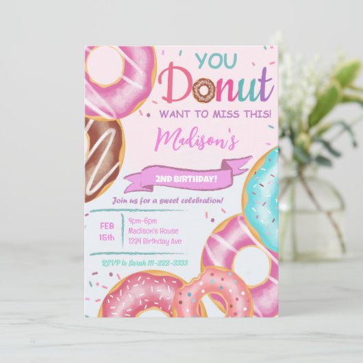 Roze Donuts Verjaardag Uitnodiging (Staand voorkant)