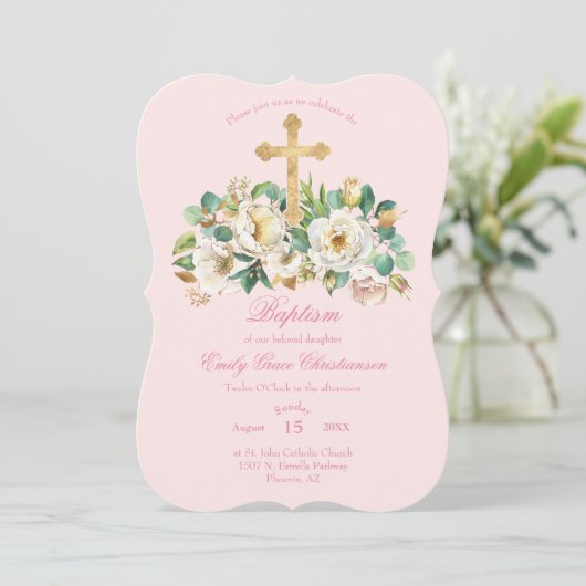 Roze doop met witte bloemen en gouden kruis kaart (Staand voorkant)