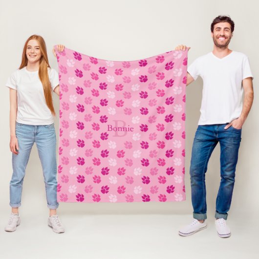 Roze doseerknop, samen met monogram en naam fleece deken (In situ)