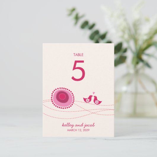 Roze Dotted Flowers Schattige Kissing Birds Tafel  Briefkaart (Staand voorkant)