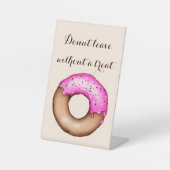 Roze Doughnut met Sprinkles Weduwnaar Donut Bar Reclamebord Met Voetstuk (Voorkant)