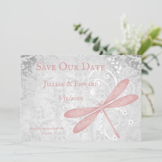 Roze dragonfly bespaart de datum aankondiging (Staand voorkant)