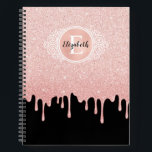 Roze driftige meisjesartistieke schets notitieboek<br><div class="desc">Dit gepersonaliseerde girale schetsboek van 8, 5 x 11 heeft een zwart-wit monogram op een prachtige roze faux die glitter achtergrond druppelt. Pas het aan voor de jonge kunstenaar in je leven. Maakt een leuk cadeau voor verjaardagen en Kerstmis. Ontworpen voor jou door Blackberry Boulevard.</div>