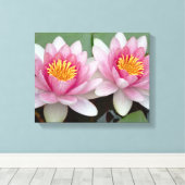 Roze Drijvende Waterlelie Lotus Canvas Print (Insitu (Houten vloer))