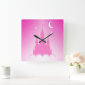 Roze droomkasteel in de wolkenkraam vierkante klok (Huis)