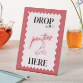 Roze drop je slipje hier spel teken reclamebord met voetstuk (Insitu)