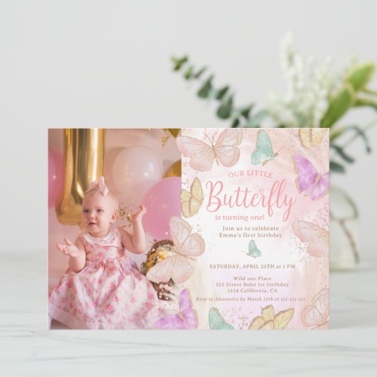 Roze een beetje vlinder op 1 verjaardag kaart (Staand voorkant)