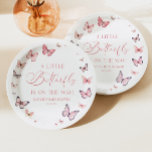 Roze Een kleine vlinder is op weg naar Baby shower Papieren Bordje<br><div class="desc">Dit zijn elegante zacht roze een beetje vlinder is op de weg Baby shower papieren Borden!</div>
