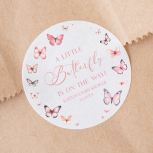 Roze Een kleine vlinder is op weg naar Baby shower Ronde Sticker