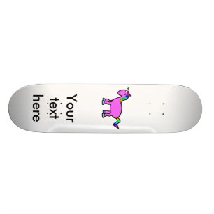 Roze eenhoorn met regenboogmane skateboard