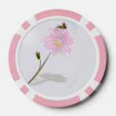 Roze eenvoudige bloem op grijs poker chips (Achterkant)