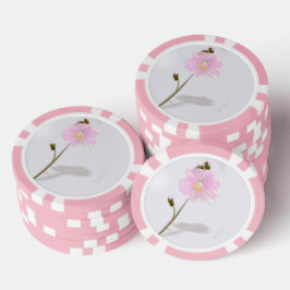 Roze eenvoudige bloem op grijs poker chips