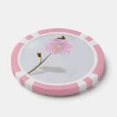 Roze eenvoudige bloem op grijs poker chips (Enkel)