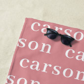 Roze, eenvoudige, persoonlijke herhalingsnaam strandlaken (In situ)