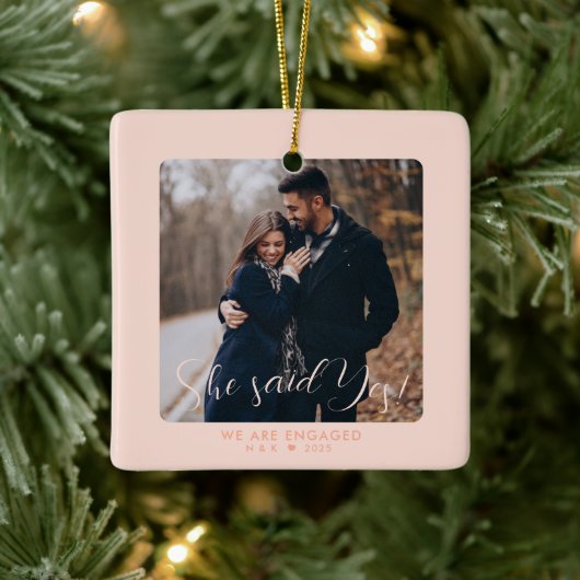 Roze Eerste Kerstmis verloofd paar Custom Photo Keramisch Ornament (Boom)