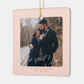 Roze Eerste Kerstmis verloofd paar Custom Photo Keramisch Ornament (Links)