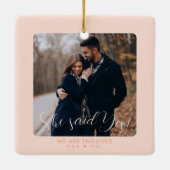 Roze Eerste Kerstmis verloofd paar Custom Photo Keramisch Ornament (Achterkant)