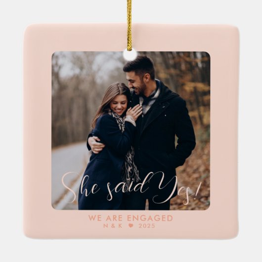 Roze Eerste Kerstmis verloofd paar Custom Photo Keramisch Ornament (Achterkant)