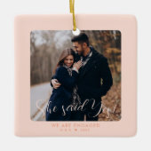 Roze Eerste Kerstmis verloofd paar Custom Photo Keramisch Ornament (Voorkant)