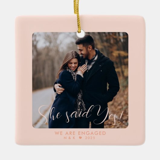Roze Eerste Kerstmis verloofd paar Custom Photo Keramisch Ornament (Voorkant)