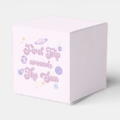 Roze eerste reis rond de zonneruimte, 1e verjaarda bedankdoosjes (Achterkant)