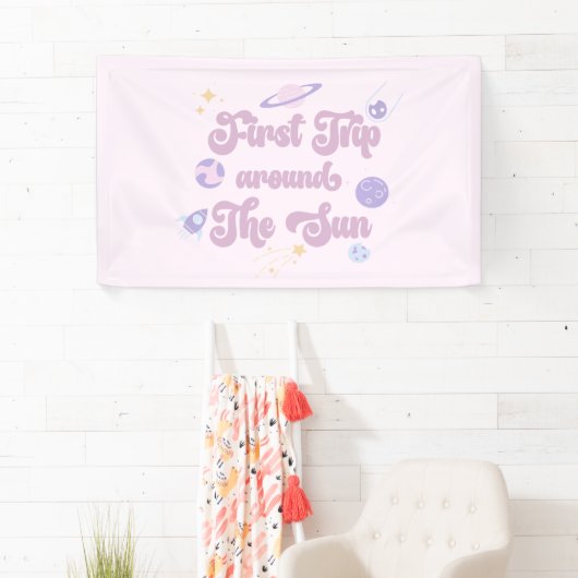 Roze eerste reis rond de zonneruimte, 1e verjaarda spandoek (Insitu)