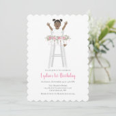 Roze eerste verjaardag meisje hoge stoel kaart (Staand voorkant)