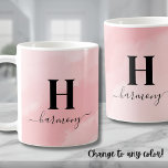 Roze Elegant Girly Monogram Koffiemok<br><div class="desc">Deze stijlvolle en trendy monogram mok heeft een blozend roze waterverf achtergrond, met een gepersonaliseerde initiaal en script kalligrafie naam elegant weergegeven hieronder. Het zachte, vrouwelijke ontwerp straalt een meisjesachtige en schattige sfeer uit, waardoor het een perfect accessoire is voor je ochtendkoffie of -thee. Of je het nu cadeau geeft...</div>