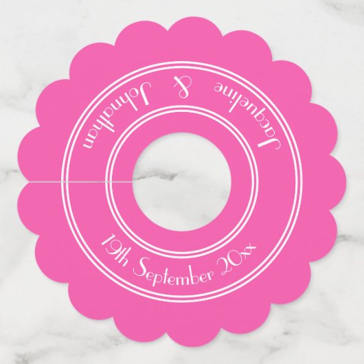 Roze Elegante Witte Script Namen Scalloped Wijnglaslabel (Voorkant)