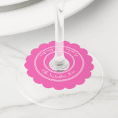 Roze Elegante Witte Script Namen Scalloped Wijnglaslabel (Dichtbij)