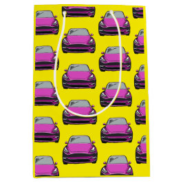 Roze Elektrische Voertuig SUV Auto Gele Achtergron Medium Cadeauzakje