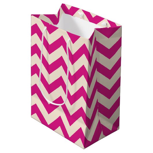 Roze en antiek witte chevron medium cadeauzakje (Voorkant Gekanteld)