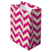 Roze en antiek witte chevron medium cadeauzakje (Achterkant Gekanteld)