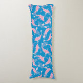 Roze en Blauw Herhalend Motief | Koi vispatroon Lichaamskussen (Voorkant Verticaal)