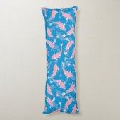 Roze en Blauw Herhalend Motief | Koi vispatroon Lichaamskussen (Achterkant (Verticaal))