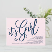 Roze en blauw script Het is een meisje Baby shower Kaart (Staand voorkant)