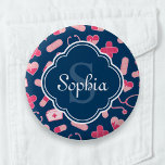 Roze en Blauw zurenpatroon met monogram Ronde Button 5,7 Cm<br><div class="desc">Het ontwerp van het zurige patroon is roze,  wit en blauw van de marine,  met een blauw en wit quatrefoletiket met een monogram initiaal letter/naam sjabloon. Een schattig,  vrouwelijk ontwerp dat perfect is om een speciale RN te vieren tijdens de week van de verpleegkundigen.</div>