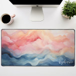 Roze en blauwe Abstracte golven gepersonaliseerd Bureaumat<br><div class="desc">Doordrenk uw werkruimte met creativiteit en levendigheid met deze gepersonaliseerde bureaumat met een boeiend abstract golfontwerp in zacht roze en kalmerende blauwe tinten. De vloeiende vormen en dynamische lijnen roepen een gevoel van beweging en energie op, die productiviteit en innovatie inspireren. Maak het uniek voor u door jouw naam of...</div>