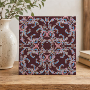 Roze en blauwe Arabesque-tegel op diepe burgundy u Tegeltje