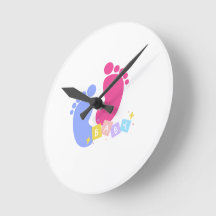 Roze en blauwe babyvoetafdrukken en blokken