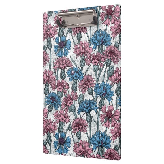 Roze en blauwe bloemen, wilde bloemen op wit klembord (Links)