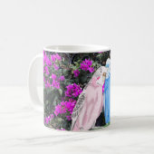 Roze en blauwe boedgies tegen roze Bougainvillea Koffiemok (Voorkant links)