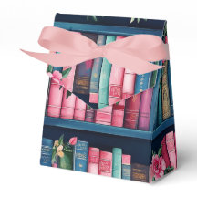 Roze en blauwe boeken en bloemen op boekenplank