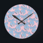 Roze en blauwe bogen ronde klok<br><div class="desc">Kleurrijke kerstbogen - Coquette linten - roze en blauw.</div>